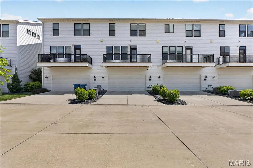 4 bed, 3.5 bath, 2515 sqft, $4,800 — Photo 2