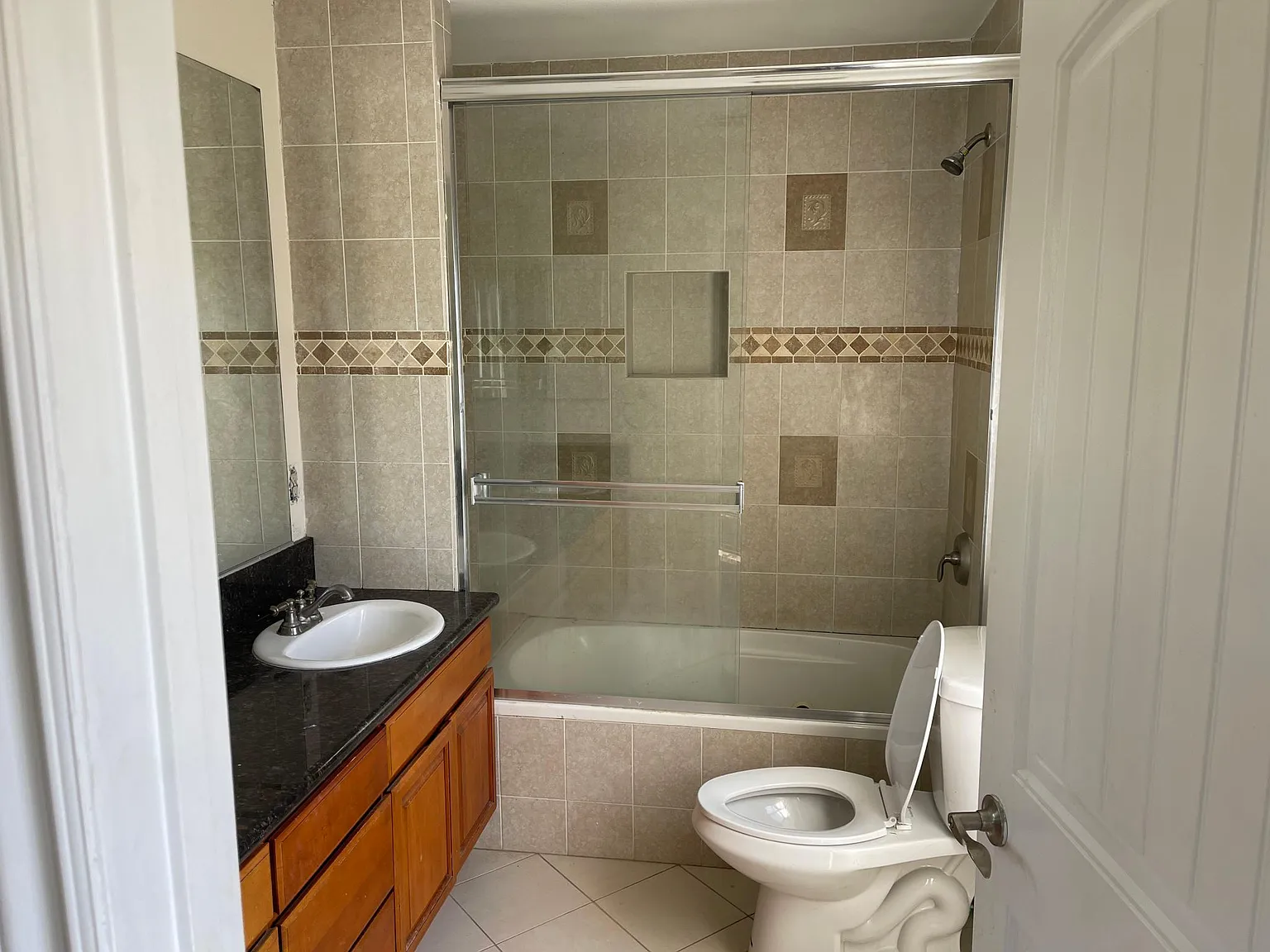 16723 Victory Blvd — Photo 4