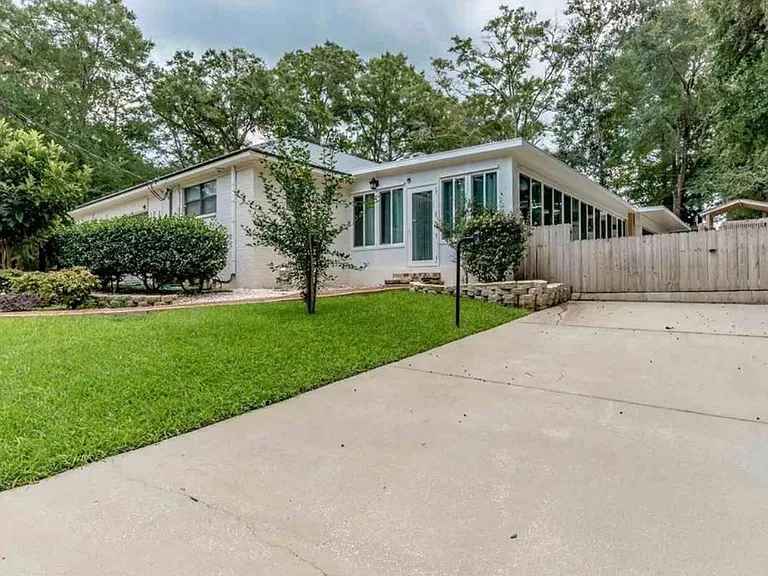 121 Spring Dr — Photo 4