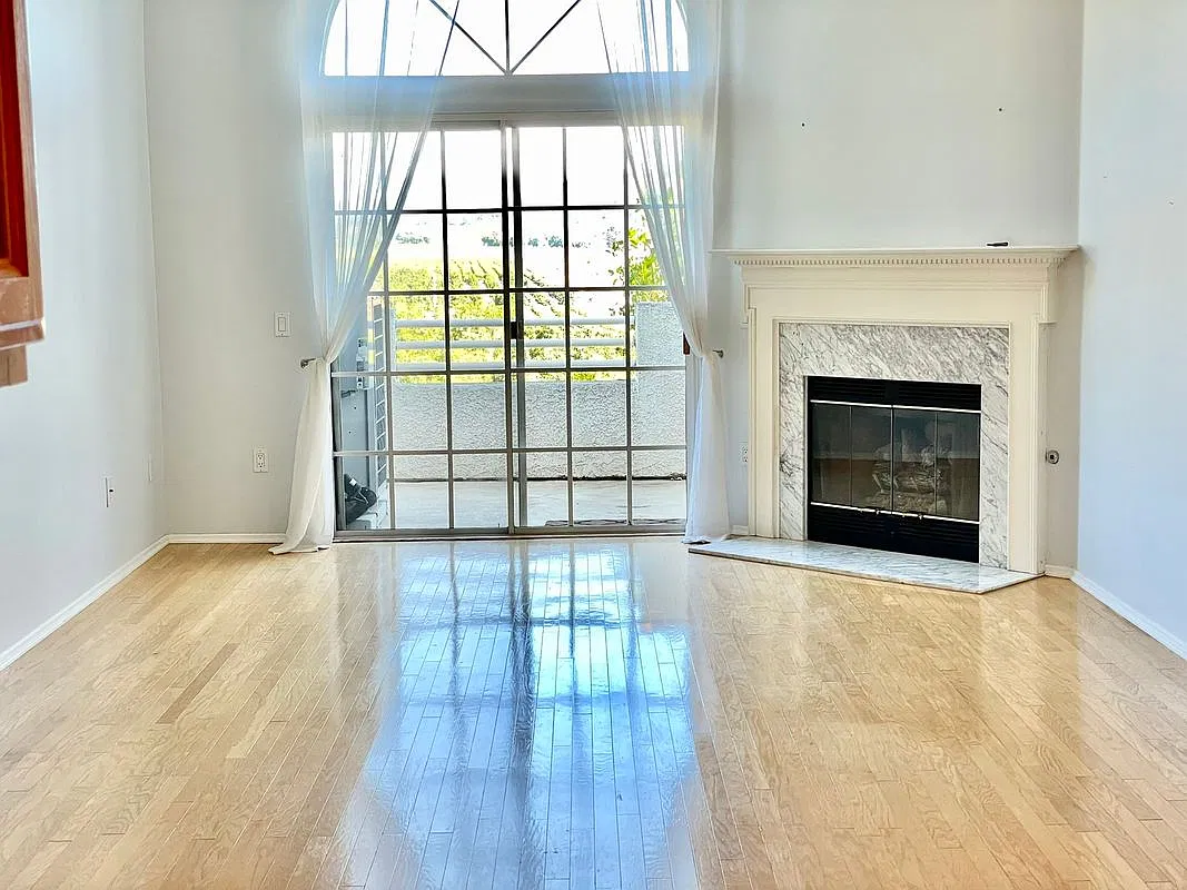 2 bed, 2.0 bath, 945 sqft, $2,880 — Photo 2