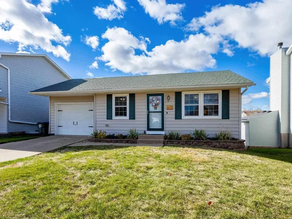 6050 Hillandale Rd, Davenport, IA 52806