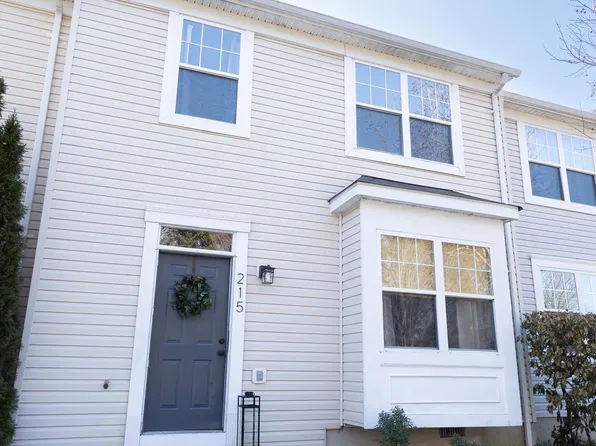 215 Creekside Commons Ct, Stevensville, MD 21666