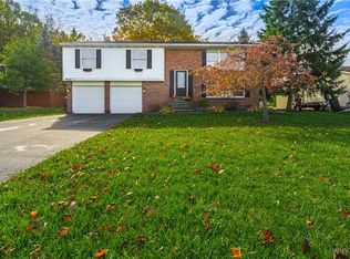 6632 Royal Pkwy N, Lockport, NY 14094