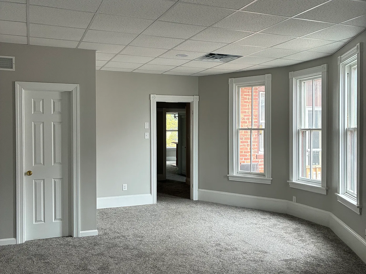 3 bed, 2400 sqft, $2,200 — Photo 2