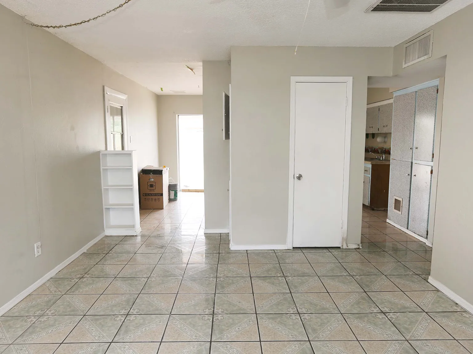 3 bed, 1.5 bath, 1020 sqft, $1,900 — Photo 4