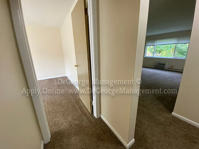 Woodside Court Apartments — Photo 34