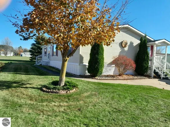 715 Pheasant Blvd, Cadillac, MI 49601