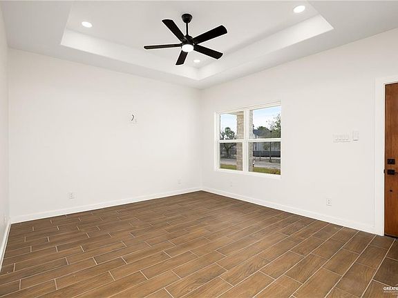 2nd image of 302 N Kika De La Garza Blvd