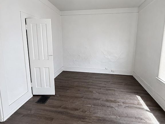 5th image of 3011 E Queen Ave