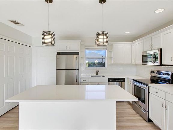 5th image of 17717 Cornelia Ave