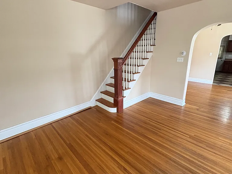 214 Yale St — Photo 2