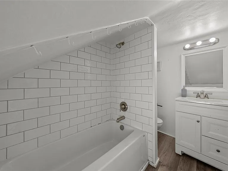 624 Broadway St E — Photo 16