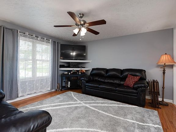 3rd image of 409 Creekside Dr