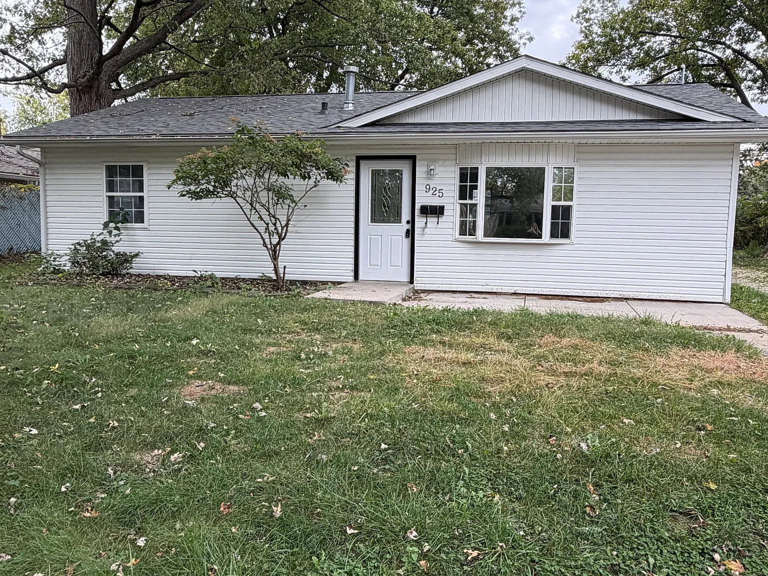 3 bed, 912 sqft, $1,100 — Photo 1