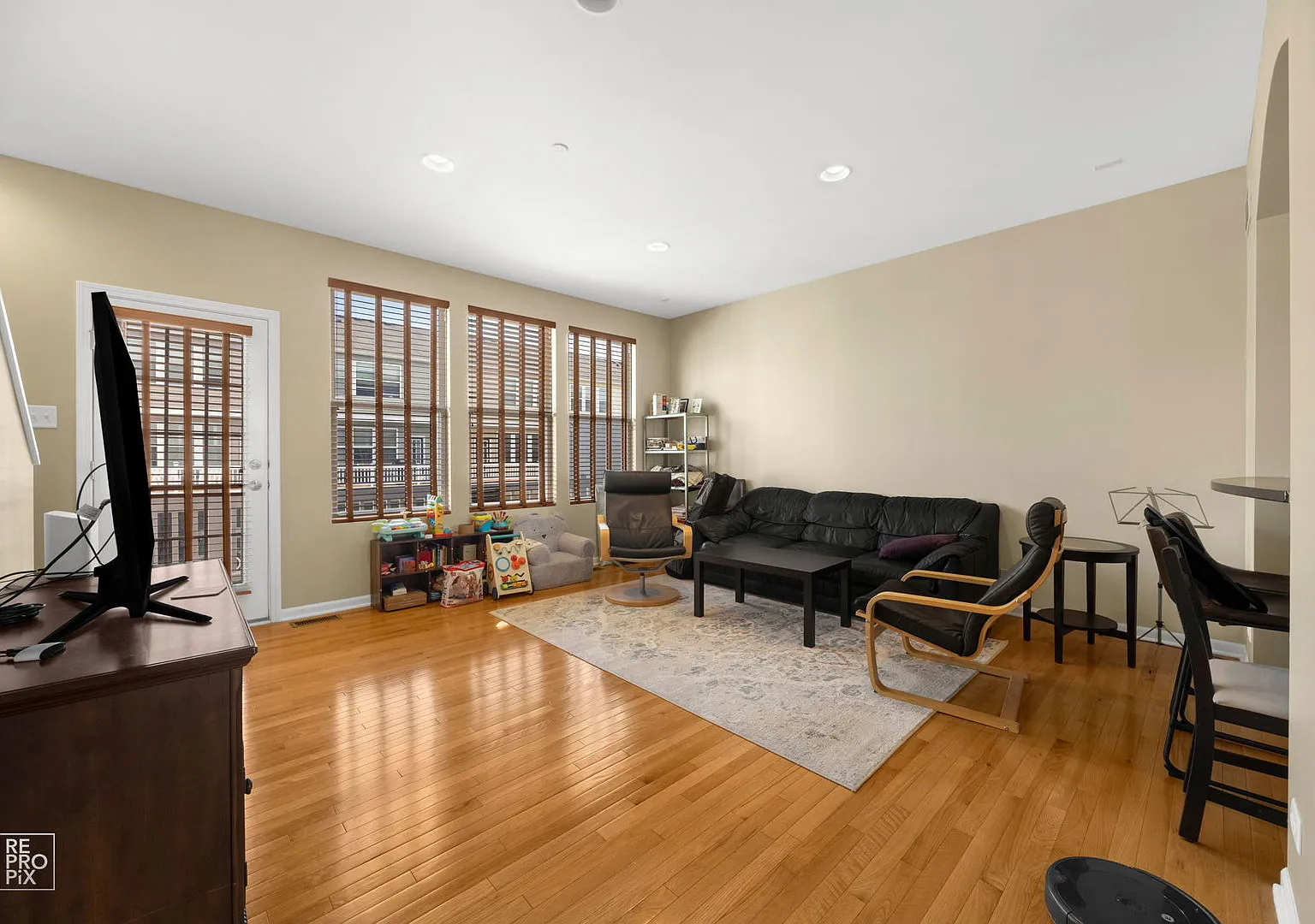 3 bed, 2.5 bath, 1464 sqft, $3,400 — Photo 3