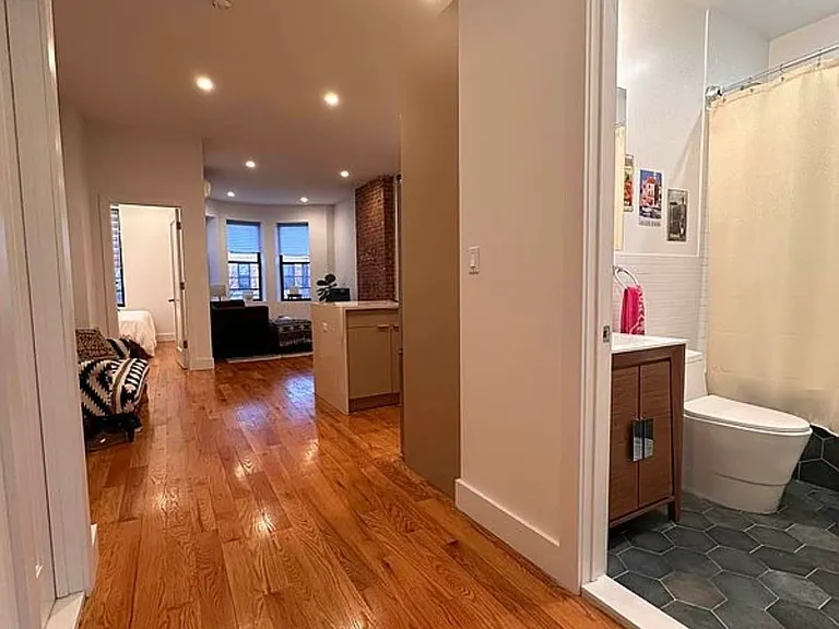 1060 Seneca Ave #Penthouse 2 — Photo 7