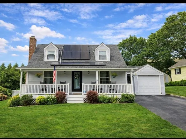 33 Rose Hill Dr, Cranston, RI 02920