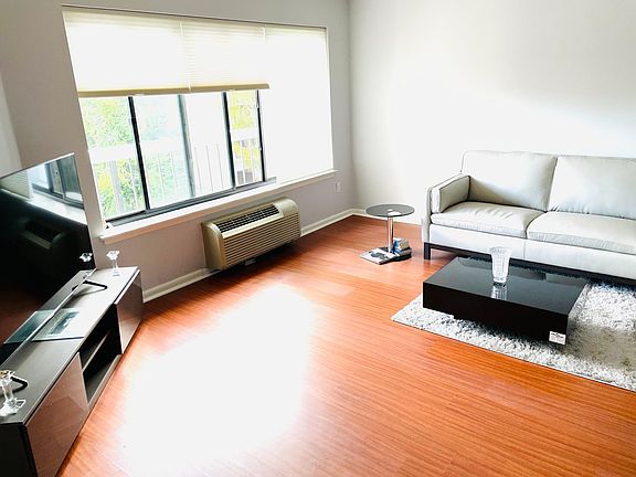 4th image of 500 High Point Dr APT 407