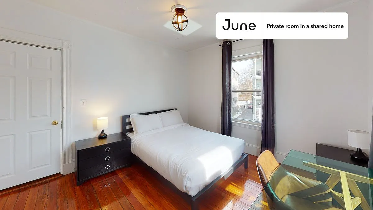 Queen bedroom in 6 bed/2 bath home in Allston #539 C — Photo 1