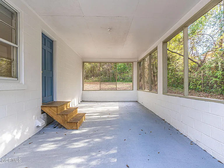 885 S Stephens St — Photo 2