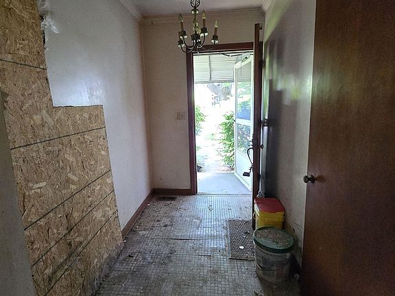 4th image of 601 E Gum St