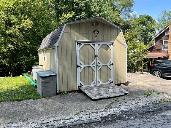 5th image of 627 Ann St