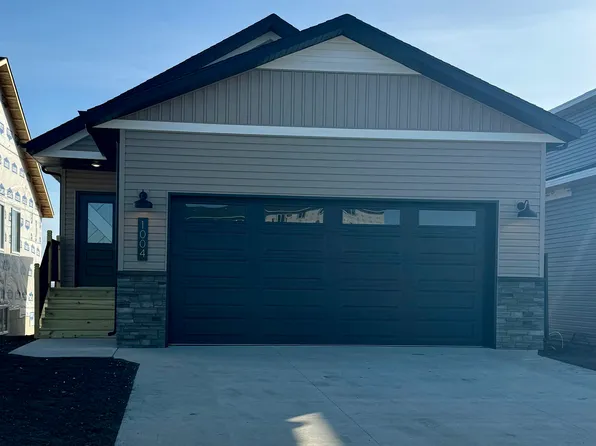 1008 Beretta St NW, Mandan, ND 58554