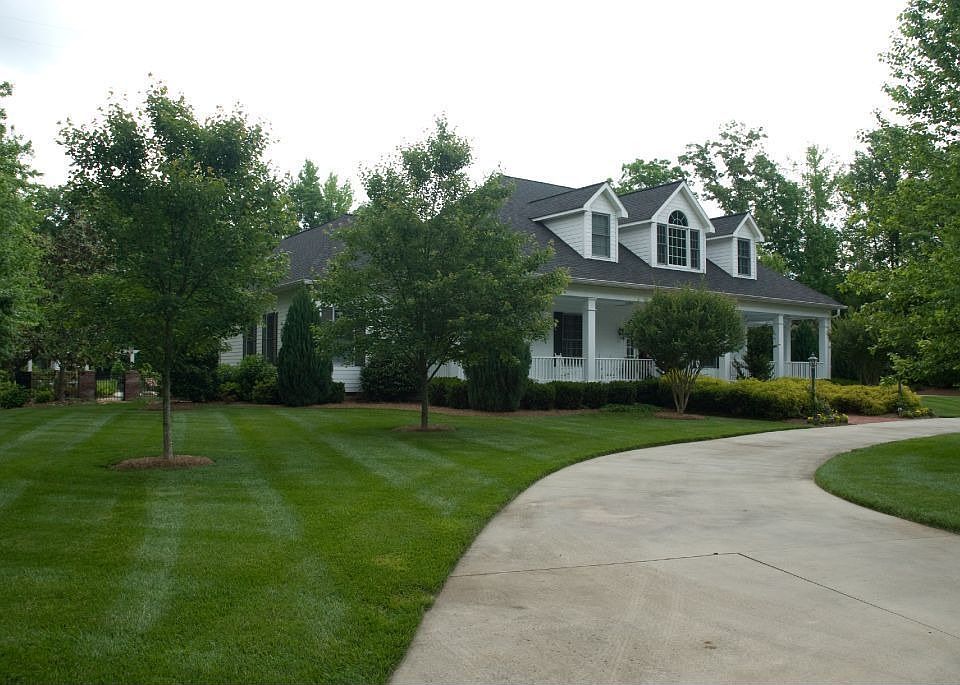 2nd image of 824 Saint Andrews Rd