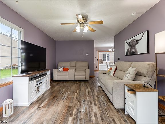 3rd image of 1095 Bennington Ct