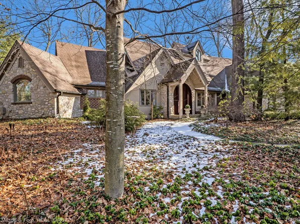 223 Kirksway Ln, Lake Orion, MI 48362