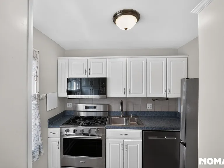 442 Westshire Dr — Photo 11