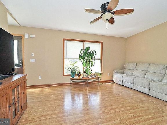 3rd image of 219 Manapaqua Ave