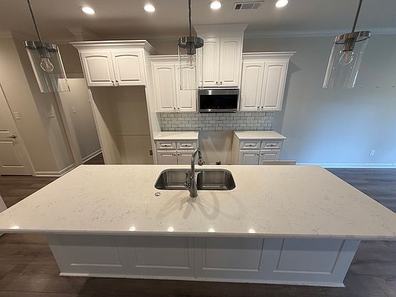 5th image of 844 Oak Forest Cir
