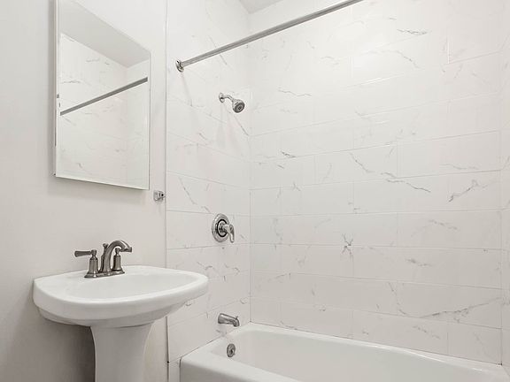 5th image of 192 Sackett St APT 4R