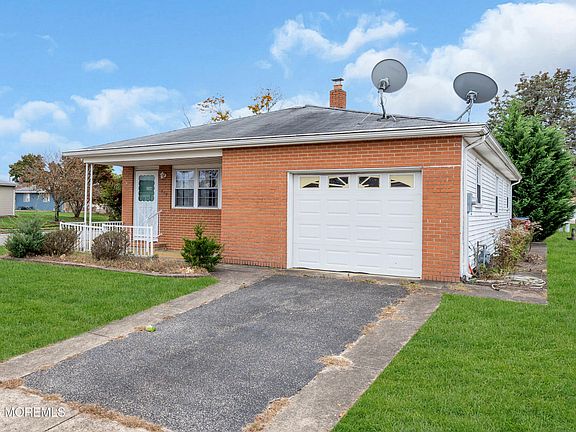 2nd image of 208 Bonaire Drive