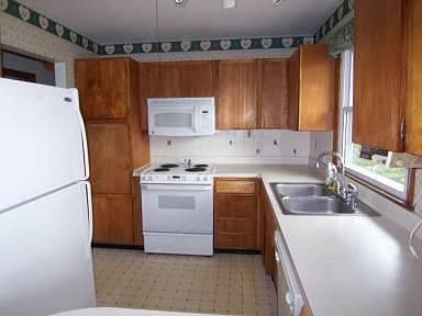 5th image of 5290 Church St