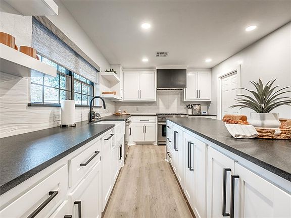 2nd image of 1710 Westminster Pl