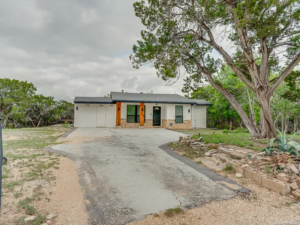 1482 Avenue Q, Lakehills, TX 78063