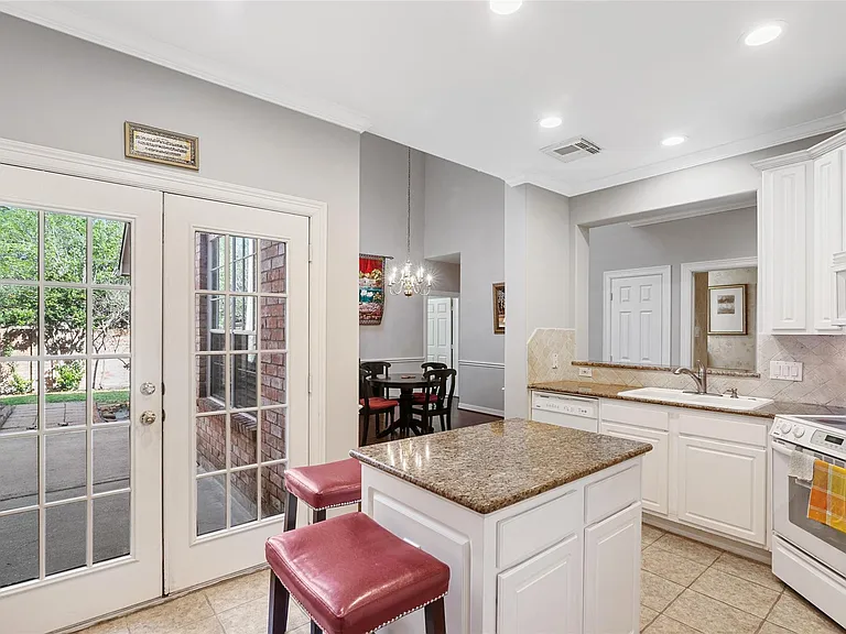 1014 Enclave Sq N — Photo 8