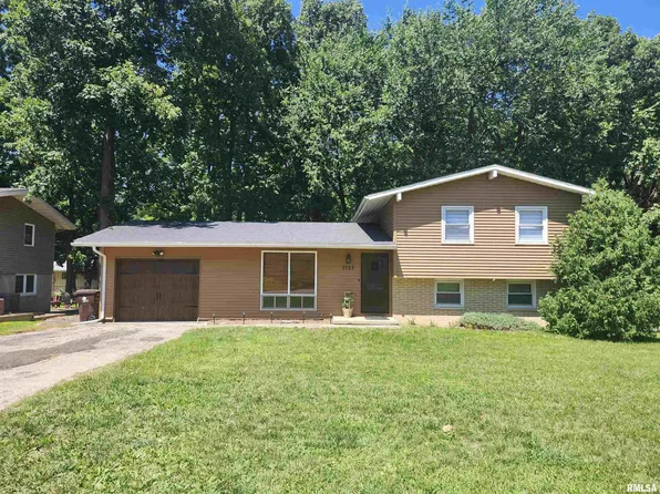 5727 N Monterey Ct, Peoria, IL 61614