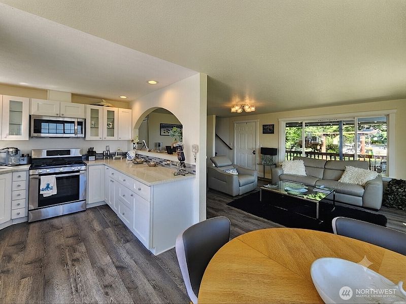 5th image of 370 Olympic View Avenue NE
