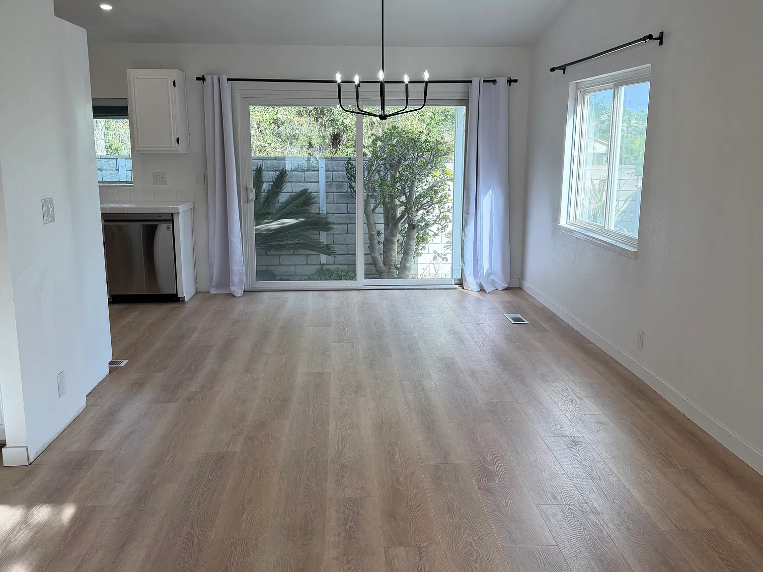 2 bed, 1178 sqft, $3,700 — Photo 3