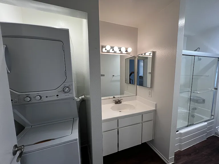 Versailles on the Lake Apartments — Photo 9
