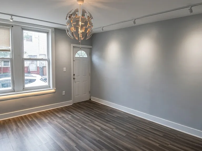 2925 N Marshall St — Photo 3