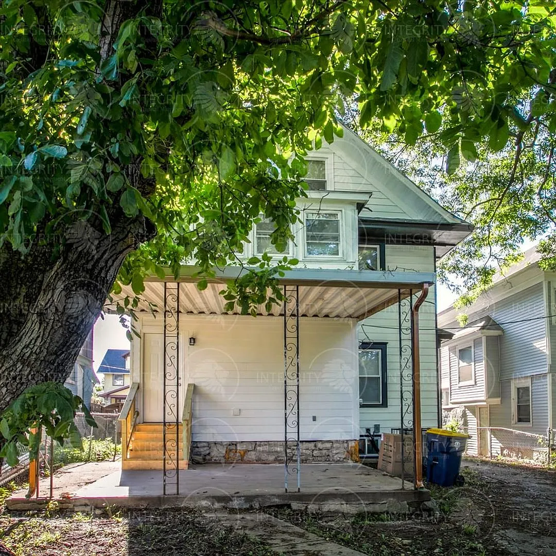 Move fast on this one. Apply within 24 hours of your showing and lock in $250 off your monthly re... — Photo 4