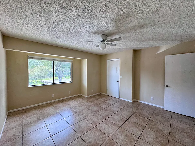 704 Riverside Dr — Photo 13