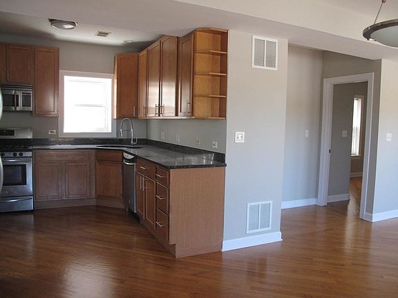 5th image of 5643 N Artesian Ave APT 3