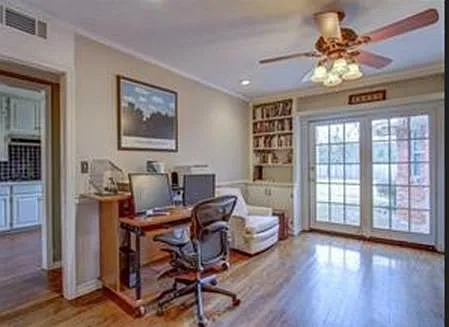 1105 Larchmont Ln — Photo 4