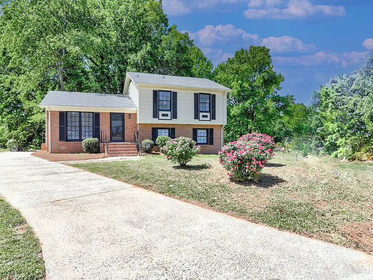 305 Red Roan Pl — Photo 2
