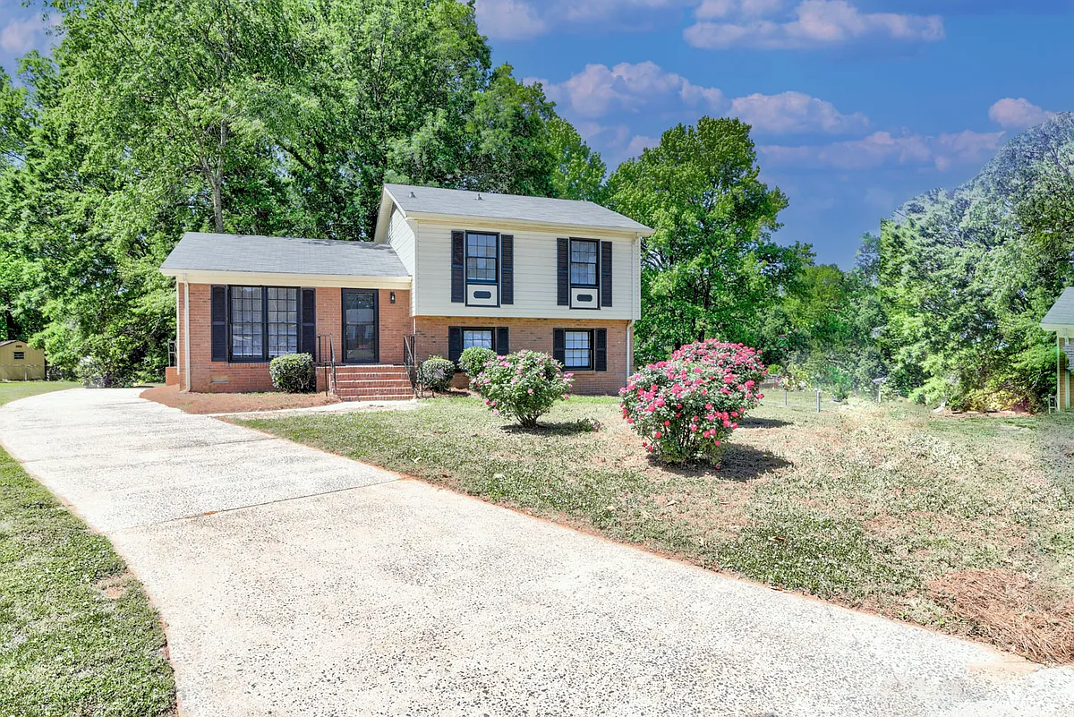 Building Photo - 305 Red Roan Pl